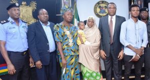 Lagos-govt-during-presentation-of-cheques-883×470