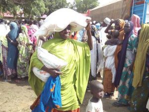 IDPs-COLLECTING-RELIEF-MATERIALS-IN-MAIDUGURI-e1472410863728