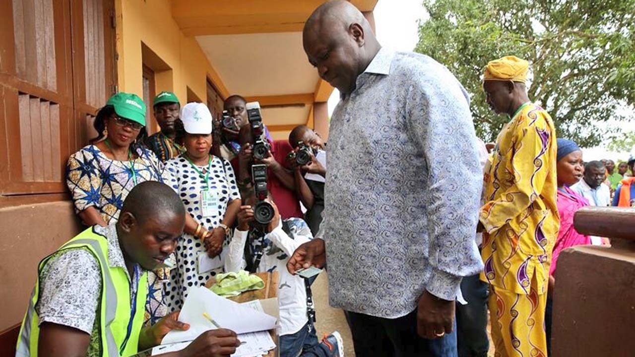 #NigeriaVotes: Ambode votes in Epe, commends Lagosians, INEC