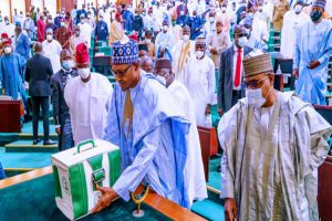 Buhari-presents-budget_750x499