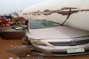 One dead as gas tanker falls on two cars on Lagos-Ibadan expressway