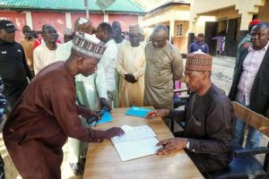 Governor Zulum holds impromptu tests for teachers in Baga