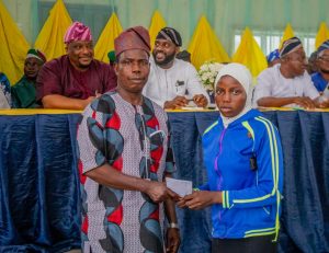 Another 100 Students benefit from Oyo Speaker's Bursary program 