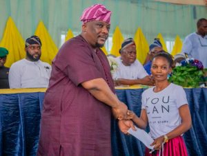 Another 100 Students benefit from Oyo Speaker's Bursary program 