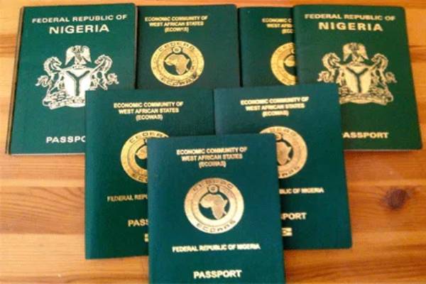 Migrantes reaccionan al ranking mundial de pasaportes nigerianos