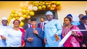 Osibanjo commissions Oyo Governor’s Lodge in Abuja