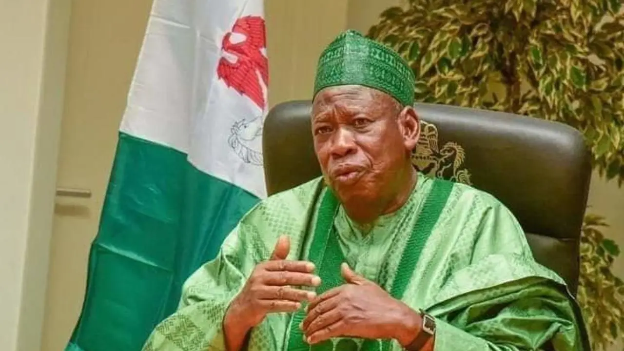 ganduje-speaking-green-3