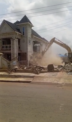 Oyo demolishes criminal building